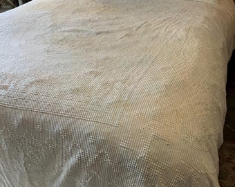 Couvre-lit simple en coton Bates of Maine des années 1960 qui absorbe l'humidité, avec bordure en bas arrondie et médaillon (coin endommagé) 90 x 124 po.