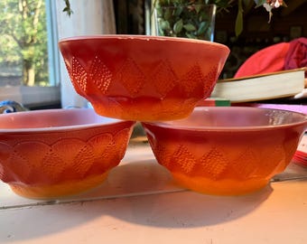 Eldkungen set med 3 röda och orangea skålar
