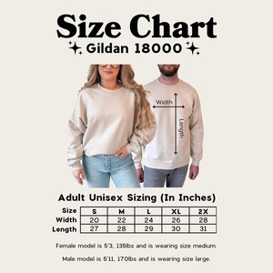 Pu&ograve; includere: Tabella delle taglie per felpe unisex Gildan 18000. La tabella mostra le misure in pollici per le taglie dalla S alla 2XL. L'immagine include una modella femminile che indossa una M e un modello maschile che indossa una L. Il testo include anche le misure di larghezza e lunghezza.
