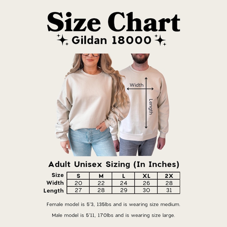 Pu&ograve; includere: Tabella delle taglie per felpe unisex Gildan 18000. La tabella mostra le misure in pollici per le taglie dalla S alla 2XL. L'immagine include una modella femminile che indossa una M e un modello maschile che indossa una L. Il testo include anche le misure di larghezza e lunghezza.