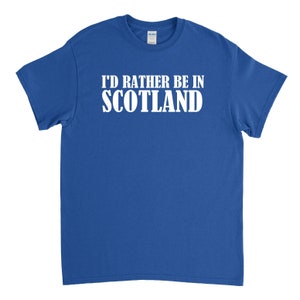 K&ouml;nnte beinhalten: Ein k&ouml;nigsblaues T-Shirt mit wei&szlig;em Text, der "I'd rather be in Scotland" lautet.