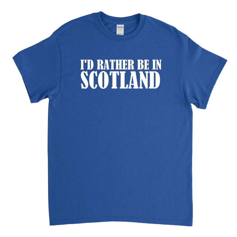 K&ouml;nnte beinhalten: Ein k&ouml;nigsblaues T-Shirt mit wei&szlig;em Text, der "I'd rather be in Scotland" lautet.