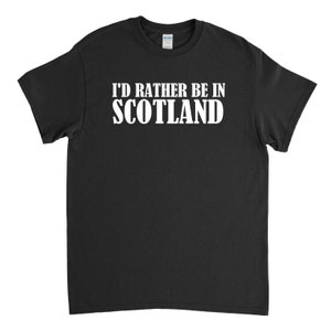 K&ouml;nnte beinhalten: Schwarzes T-Shirt mit wei&szlig;em Text, der "I'd rather be in SCOTLAND" lautet.