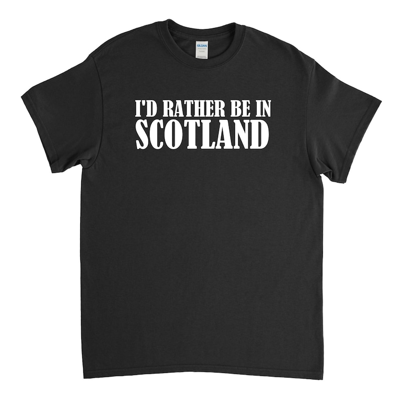K&ouml;nnte beinhalten: Schwarzes T-Shirt mit wei&szlig;em Text, der "I'd rather be in SCOTLAND" lautet.