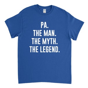 Puede incluir: Una camiseta azul real con texto blanco que dice "PA. THE MAN. THE MYTH. THE LEGEND."