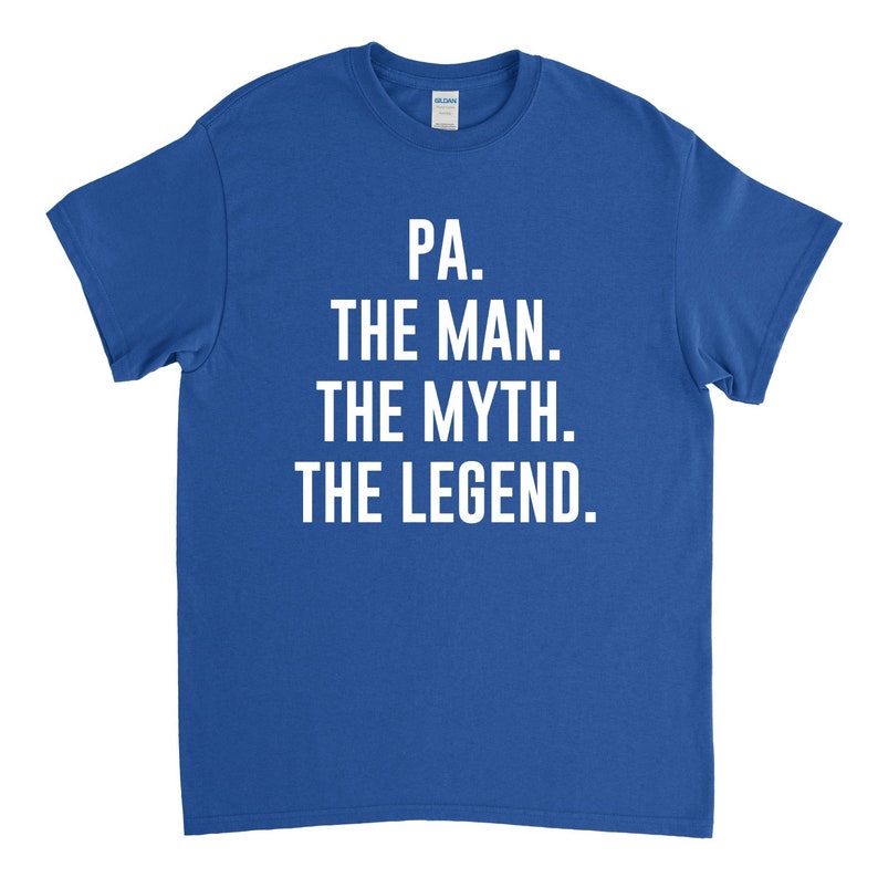 Puede incluir: Una camiseta azul real con texto blanco que dice "PA. THE MAN. THE MYTH. THE LEGEND."