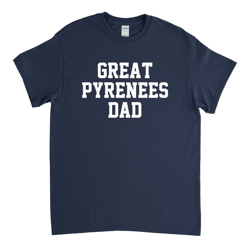 Op de afbeelding: Donkerblauw T-shirt met witte tekst die "Great Pyrenees Dad" zegt.
