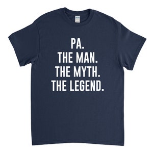 Puede incluir: Camiseta azul marino con texto blanco que dice "PA. THE MAN. THE MYTH. THE LEGEND."