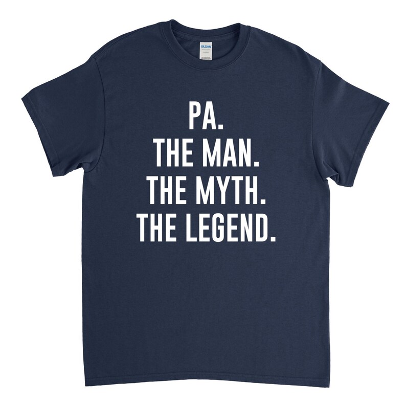 Puede incluir: Camiseta azul marino con texto blanco que dice "PA. THE MAN. THE MYTH. THE LEGEND."