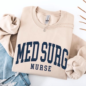 Puede incluir: Un letrero de madera r&uacute;stica con el texto "Welcome to our home" en letras blancas. El letrero presenta un acabado envejecido y un dise&ntilde;o simple y acogedor, ideal para la decoraci&oacute;n de la entrada.