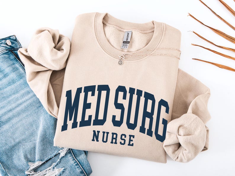 Puede incluir: Un letrero de madera r&uacute;stica con el texto "Welcome to our home" en letras blancas. El letrero presenta un acabado envejecido y un dise&ntilde;o simple y acogedor, ideal para la decoraci&oacute;n de la entrada.