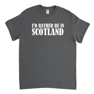 K&ouml;nnte beinhalten: Ein dunkelgraues T-Shirt mit dem Aufdruck "I'd rather be in SCOTLAND" in wei&szlig;.