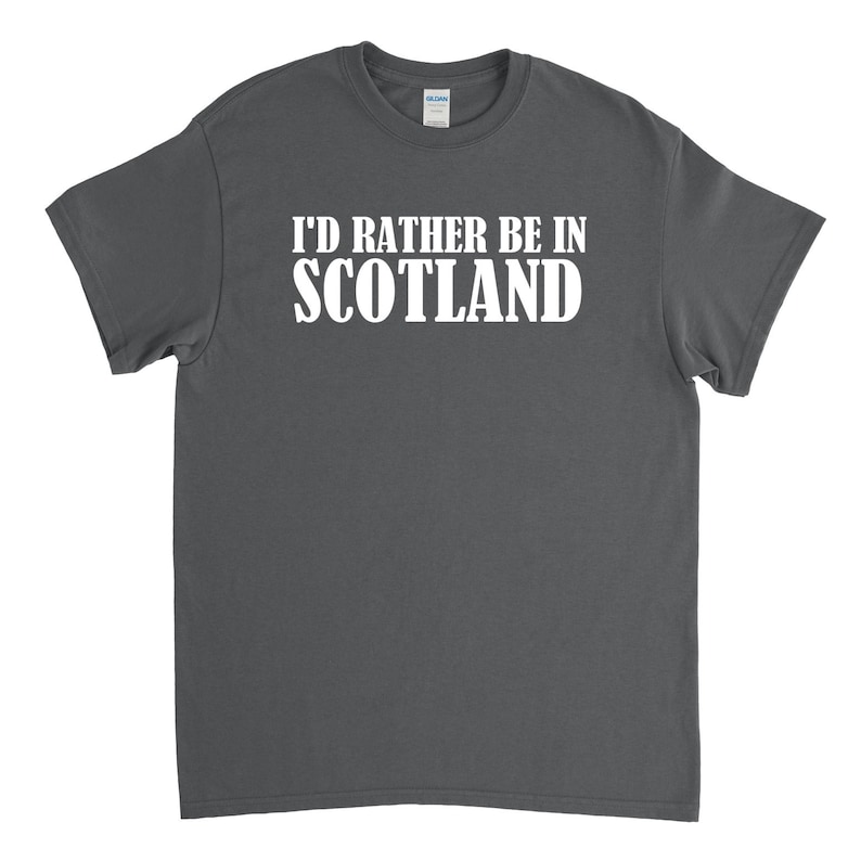 K&ouml;nnte beinhalten: Ein dunkelgraues T-Shirt mit dem Aufdruck "I'd rather be in SCOTLAND" in wei&szlig;.