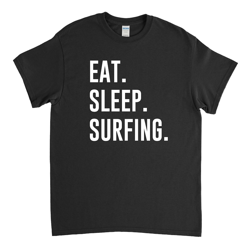 Puede incluir: Camiseta negra con texto blanco que dice "EAT. SLEEP. SURFING."