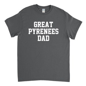 Op de afbeelding: Donkergrijs T-shirt met witte tekst die "Great Pyrenees Dad" zegt.