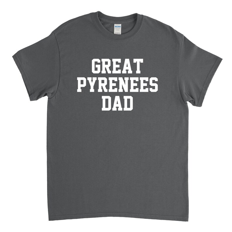 Op de afbeelding: Donkergrijs T-shirt met witte tekst die "Great Pyrenees Dad" zegt.