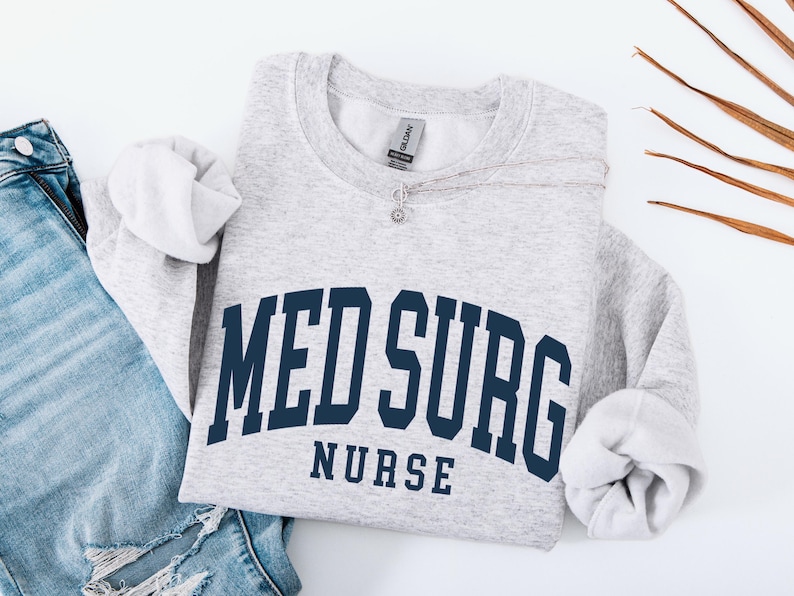 Puede incluir: Una taza de cer&aacute;mica blanca con asa negra y el texto "But First, Coffee" en negro, con una fuente de estilo manuscrito. La taza est&aacute; sobre una superficie blanca.