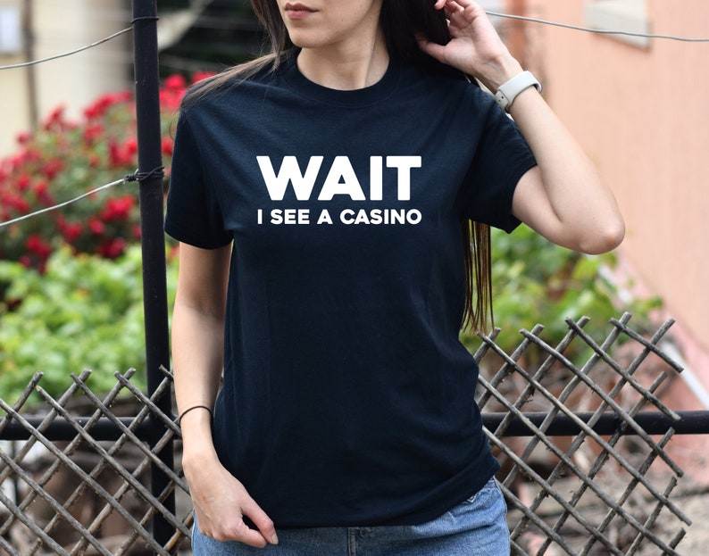 Pu&ograve; includere: Una maglietta nera con testo bianco che dice "WAIT I SEE A CASINO".