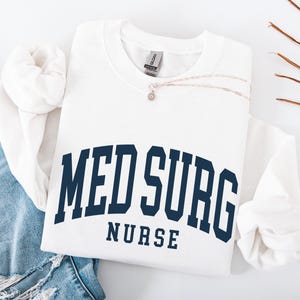 Enfermera de Medicina y Cirugía, Sudadera de Medicina y Cirugía, Enfermera de Cirugía Médica, Sudadera de Cuello Redondo, Regalo de Graduación White