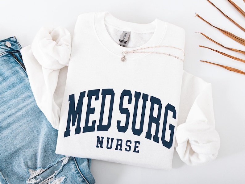 Enfermera de Medicina y Cirugía, Sudadera de Medicina y Cirugía, Enfermera de Cirugía Médica, Sudadera de Cuello Redondo, Regalo de Graduación White