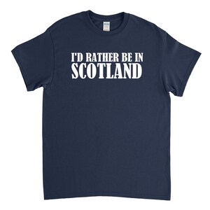 K&ouml;nnte beinhalten: Ein marineblaues T-Shirt mit wei&szlig;em Text, der "I'd rather be in SCOTLAND" lautet.