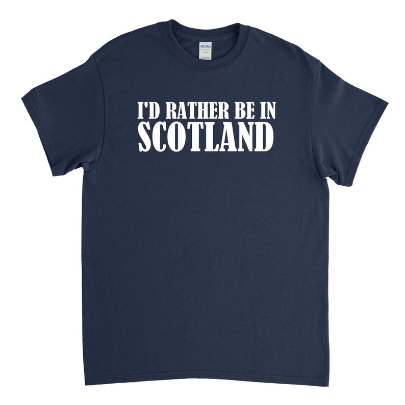 K&ouml;nnte beinhalten: Ein marineblaues T-Shirt mit wei&szlig;em Text, der "I'd rather be in SCOTLAND" lautet.