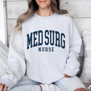 Puede incluir: Un juego de tres tazas de cer&aacute;mica con un acabado moteado y mate. Las tazas son de color crema, gris claro y gris oscuro. Cada taza tiene un dise&ntilde;o simple y minimalista.