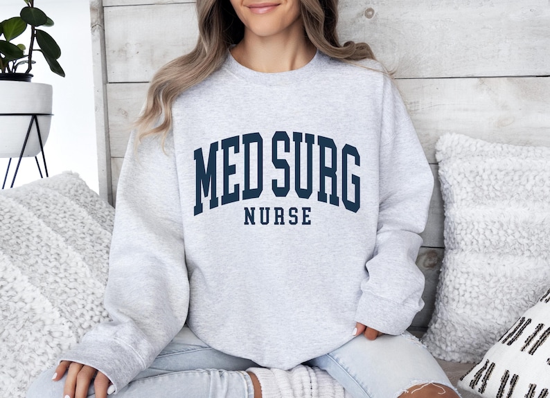 Puede incluir: Un juego de tres tazas de cer&aacute;mica con un acabado moteado y mate. Las tazas son de color crema, gris claro y gris oscuro. Cada taza tiene un dise&ntilde;o simple y minimalista.