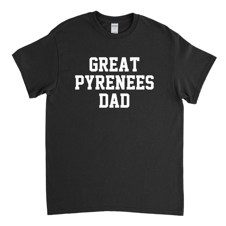 Op de afbeelding: Zwart T-shirt met witte tekst die "Great Pyrenees Dad" zegt.