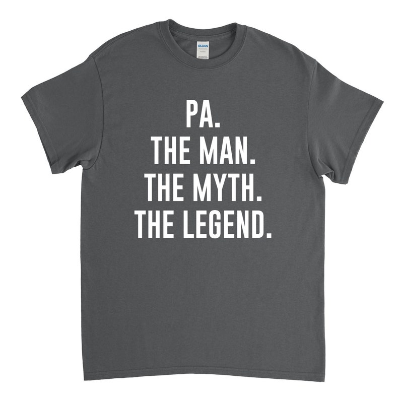 Puede incluir: Camiseta gris oscuro con texto blanco que dice "PA. THE MAN. THE MYTH. THE LEGEND."