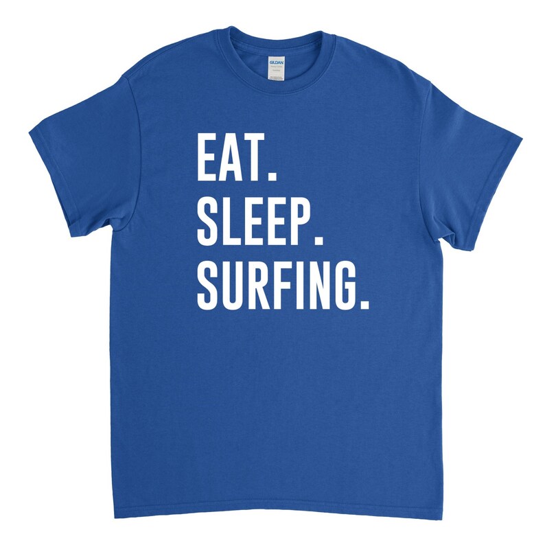 Puede incluir: Camiseta azul real con texto blanco que dice "EAT. SLEEP. SURFING."