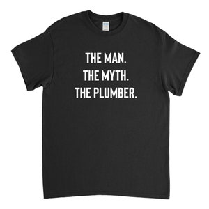Pu&ograve; includere: Maglietta nera con testo bianco che recita "The Man. The Myth. The Plumber."