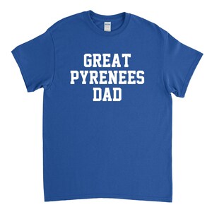 Op de afbeelding: Koninklijk blauw T-shirt met witte tekst die "Great Pyrenees Dad" luidt.