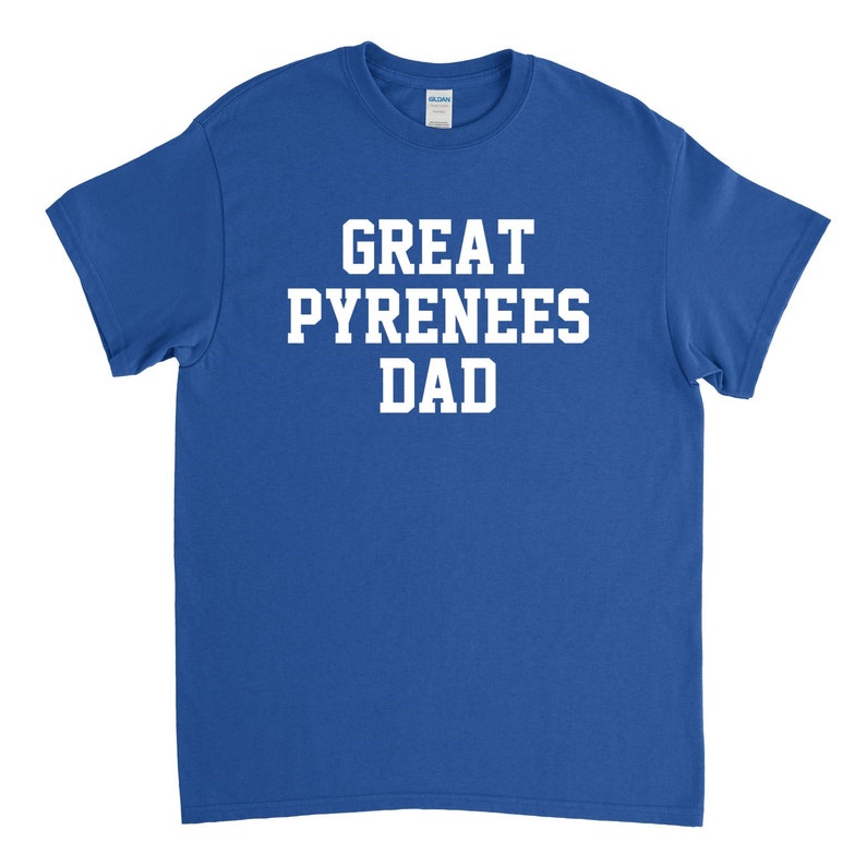 Op de afbeelding: Koninklijk blauw T-shirt met witte tekst die "Great Pyrenees Dad" luidt.