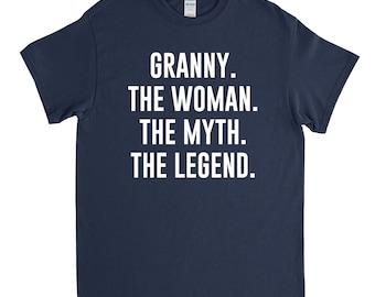Könnte beinhalten: Marineblaues T-Shirt mit weißem Text, der "Granny. The Woman. The Myth. The Legend." lautet.