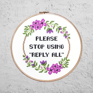 以下が含まれることがあります： 花輪のデザインが施された刺繍のフープアート。中央のテキストは「返信全員を使用しないでください」と書いてあります。