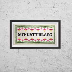 Peut inclure: Une broderie au point de croix encadrée avec le texte "STFUATTDLAGG" en noir. Le motif présente une bordure florale avec des fleurs roses et jaunes et des feuilles vertes, sur un fond crème. Le cadre est noir.