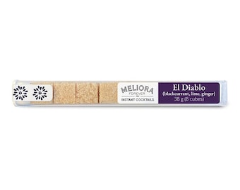 Può includere: Un tubo di plastica trasparente contenente quattro zollette di zucchero di canna. Il tubo ha un'etichetta bianca con la scritta "MELIORA FOREVER INSTANT COCKTAILS" e un'etichetta viola con "El Diablo (ribes nero, lime, zenzero) 38 g (8 cubetti)".