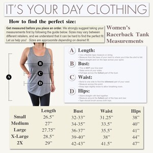 Op de afbeelding: Afbeelding van een grijze racerback tanktop met een maattabel. De tabel toont afmetingen in cm voor lengte, borst, taille en heupen voor maten S tot 2XL. De tekst luidt "IT'S YOUR DAY CLOTHING".