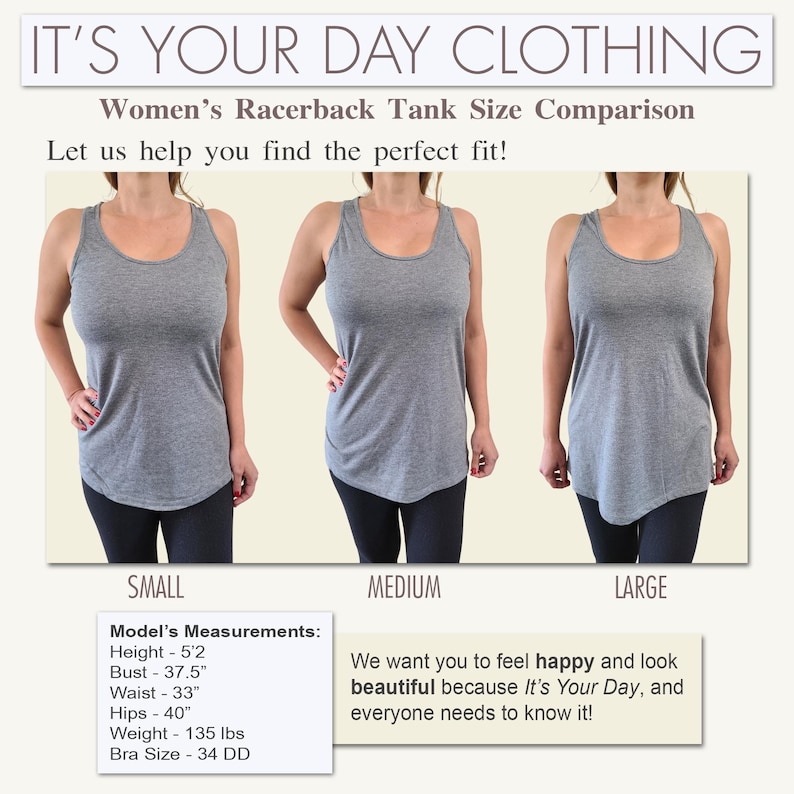 Op de afbeelding: Maatvergelijking van grijze racerback tanktops, gelabeld als Klein, Medium en Groot. De tekst bovenaan luidt "IT'S YOUR DAY CLOTHING" en "Dames Racerback Tank Maatvergelijking". De afmetingen van het model zijn: Lengte - 157 cm, Borst - 95 cm, Taille - 84 cm, Heupen - 102 cm, Gewicht - 61 kg, BH-maat - 34 DD.