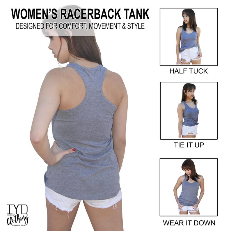 Op de afbeelding: Een grijze racerback tanktop met de tekst "WOMEN'S RACERBACK TANK" en "DESIGNED FOR COMFORT, MOVEMENT & STYLE". De afbeelding toont de tanktop op drie verschillende manieren: half ingestopt, vastgebonden en gedragen. Het merklogo "TYD clothing" is ook zichtbaar.