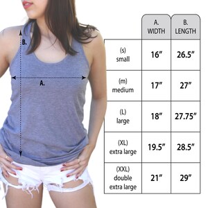 Op de afbeelding: Een grijze tanktop met een racerback-ontwerp. De afbeelding bevat een maattabel met afmetingen in inches voor breedte en lengte, vari&euml;rend van small tot double extra large. De maten zijn ook in cm.