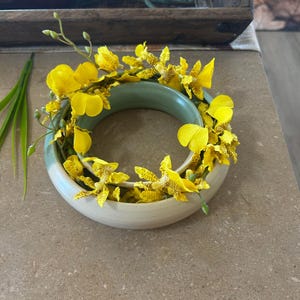 Vaso circular de cerâmica para exibição de flores