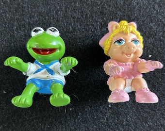 Figuras de Miss Piggy y Kermit Baby Sitting