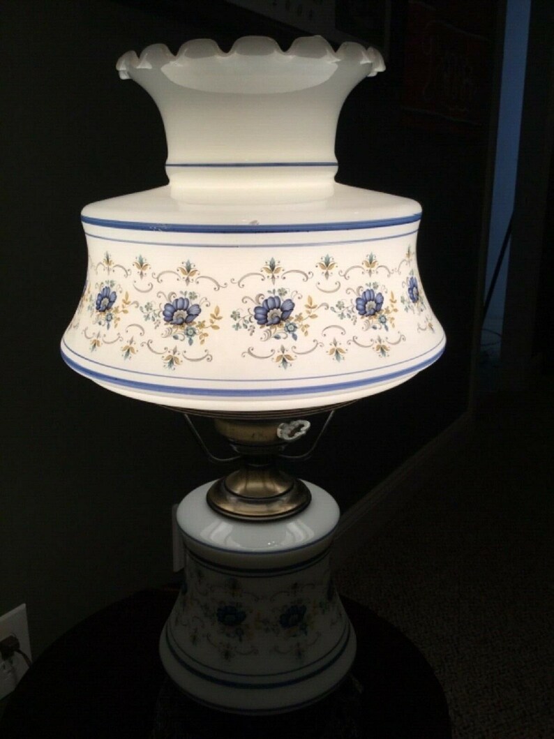 QUOIZEL 1973 abigail Adams Collection Blue Floral Hurricane GWTW Table