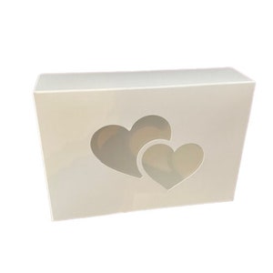 Scatola bianca con finestra a forma di cuore, lucchetto e linguetta con coperchio