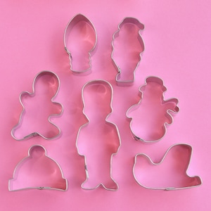 Juego de mini cortadores de galletas alegres y brillantes: juego de 7 mini cortadores de galletas navideños