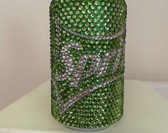 Lata de refresco Sprite de cristal con diamantes de imitación
