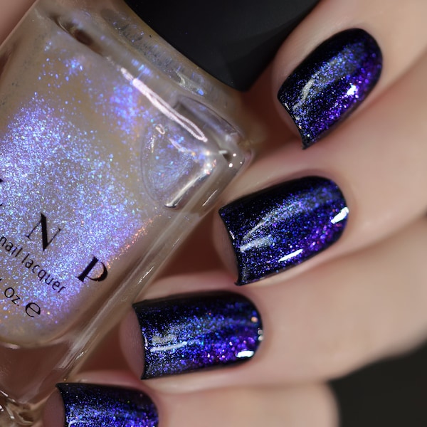 Abgrund - Leuchtendes Blau, Tief lila irisierender Topper Nagellack