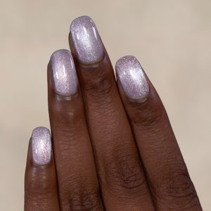 Lily Soft Lilac Magnetic Holographic Nail Polish image 4